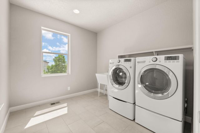 2421 Lynn Road SE, Rio Rancho, NM 87124