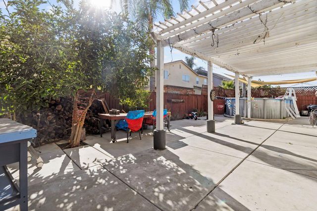 432 Meadow Creek Dr, Patterson, CA 95363