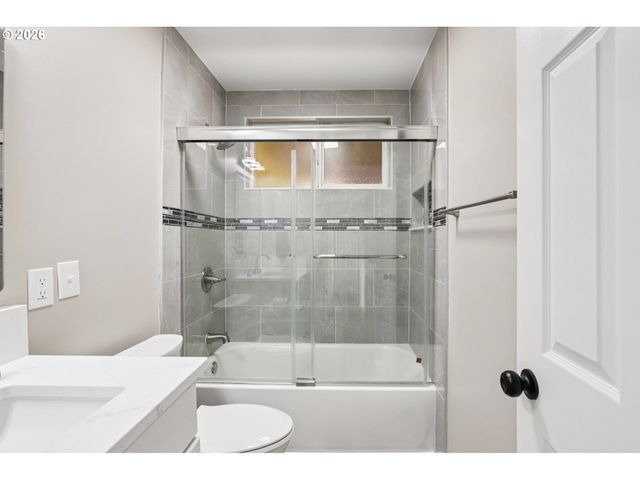 18021 Se MILL Ct, Portland, OR 97233