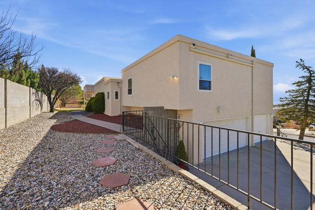 900 Piedra Larga Place NE, Albuquerque, NM 87123