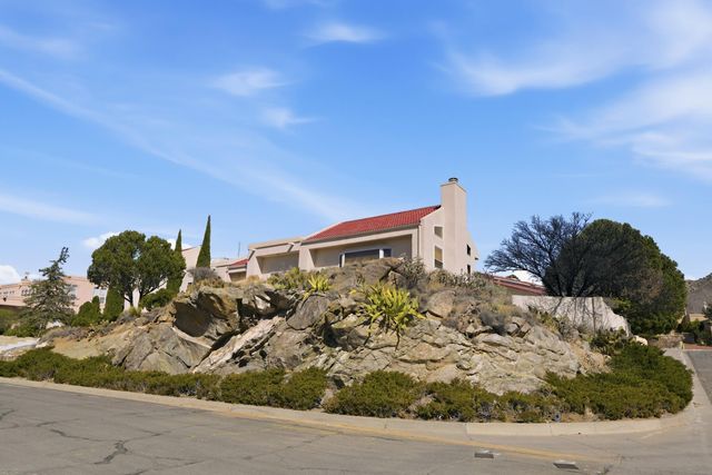 900 Piedra Larga Place NE, Albuquerque, NM 87123