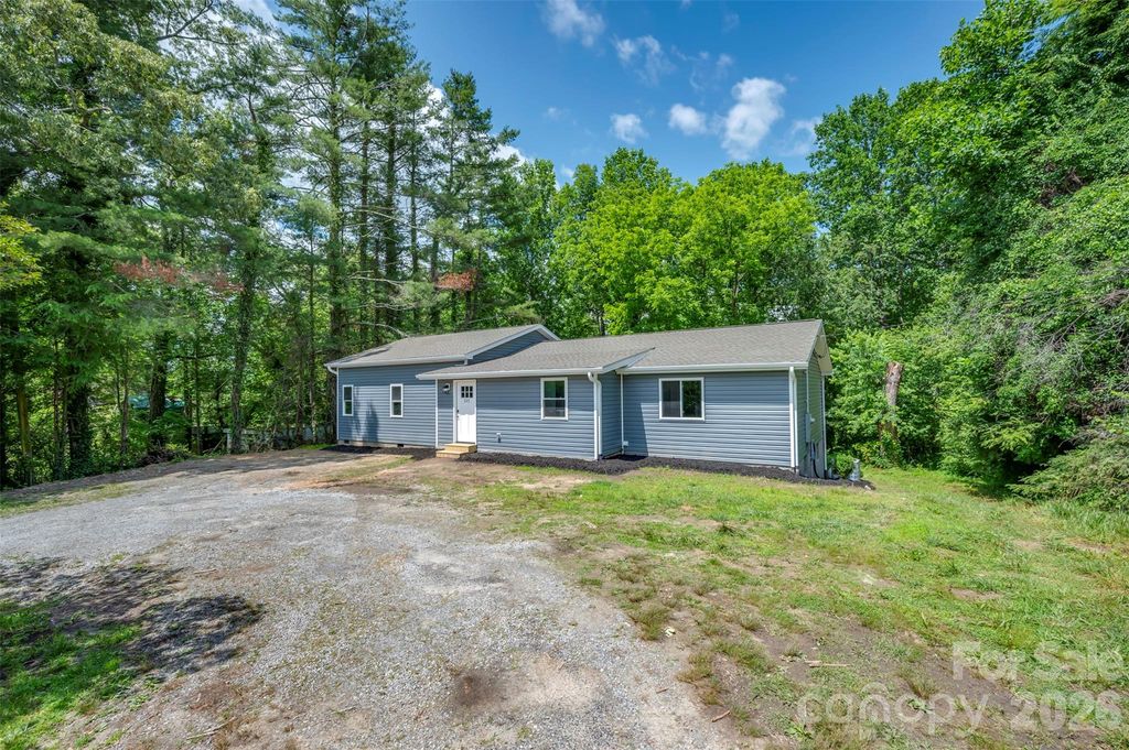 323 Stepp Avenue, Hendersonville, NC 28739