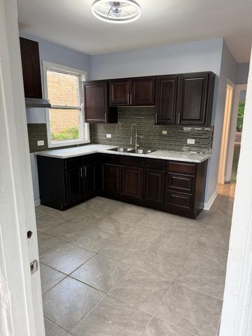 3936 W Cornelia Avenue 2, Chicago, IL 60618