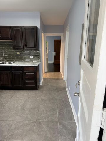 3936 W Cornelia Avenue 2, Chicago, IL 60618
