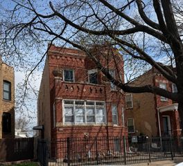 3936 W Cornelia Avenue 2, Chicago, IL 60618