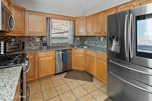 9108 Royal Oak Dr, Louisville, KY 40272