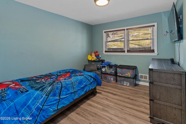 9108 Royal Oak Dr, Louisville, KY 40272