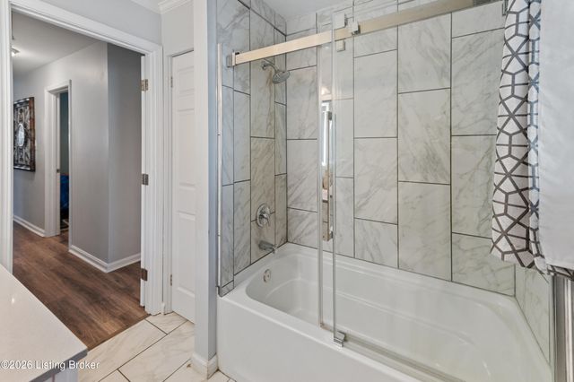 9108 Royal Oak Dr, Louisville, KY 40272