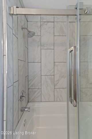 9108 Royal Oak Dr, Louisville, KY 40272