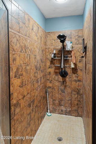 9108 Royal Oak Dr, Louisville, KY 40272