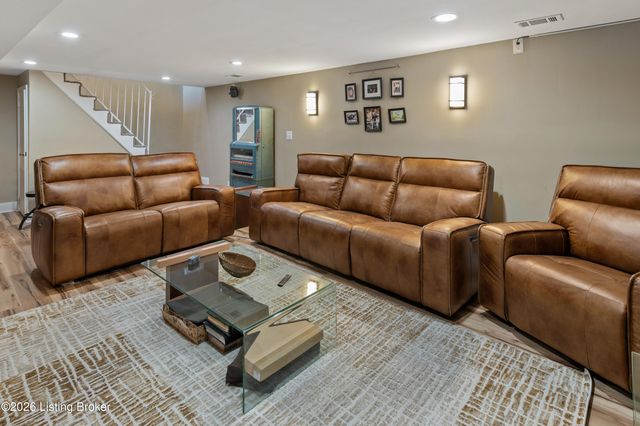 9108 Royal Oak Dr, Louisville, KY 40272