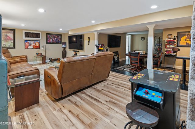 9108 Royal Oak Dr, Louisville, KY 40272