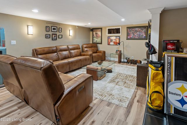 9108 Royal Oak Dr, Louisville, KY 40272