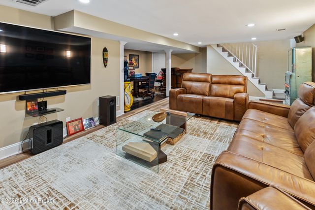 9108 Royal Oak Dr, Louisville, KY 40272