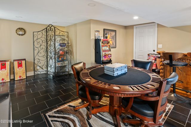 9108 Royal Oak Dr, Louisville, KY 40272