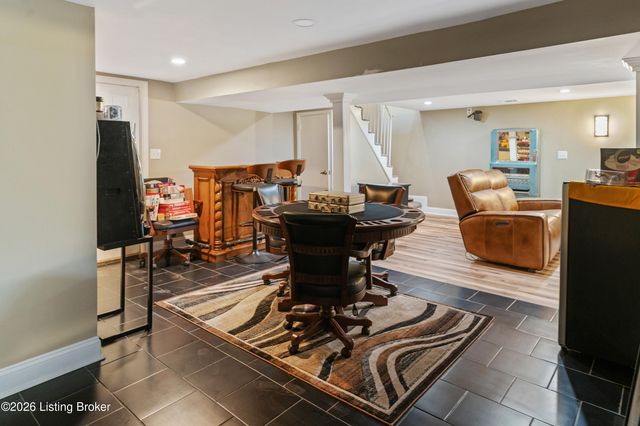 9108 Royal Oak Dr, Louisville, KY 40272