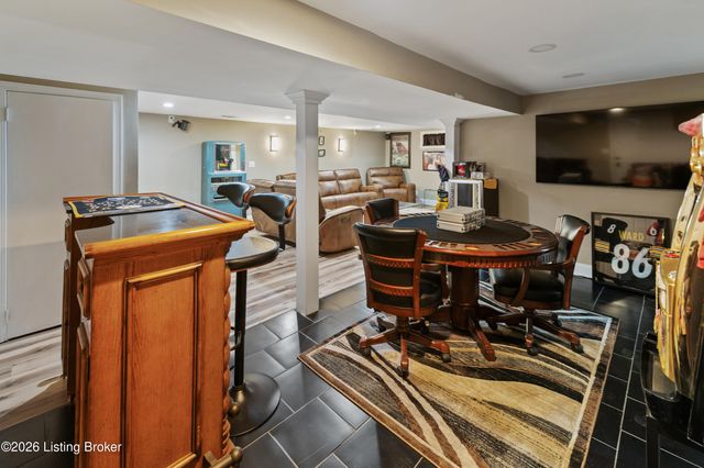 9108 Royal Oak Dr, Louisville, KY 40272