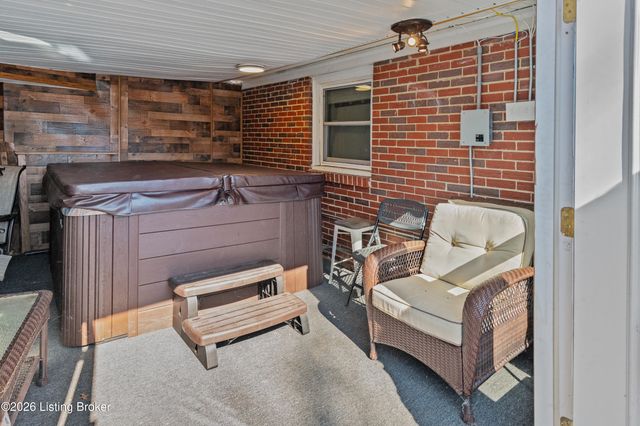 9108 Royal Oak Dr, Louisville, KY 40272