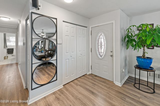 9108 Royal Oak Dr, Louisville, KY 40272