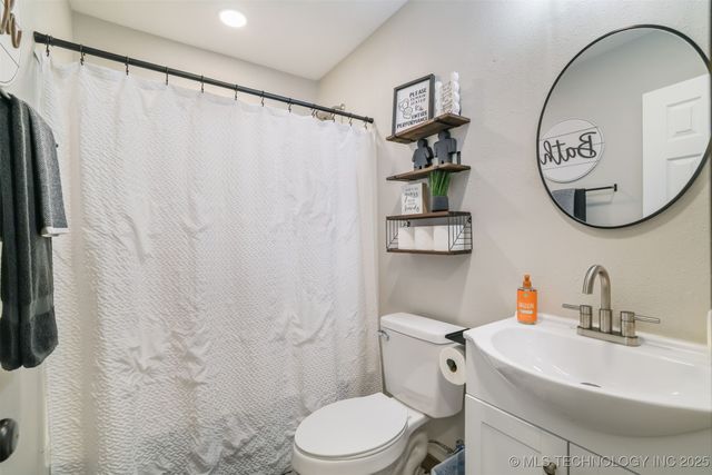 418 Hilltop Hollow, Durant, OK 74701