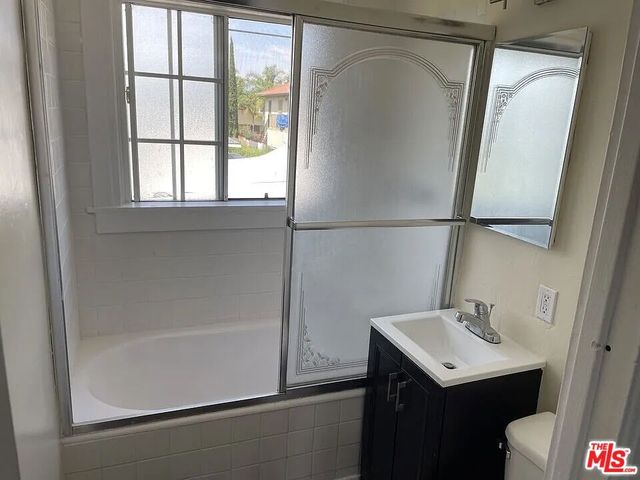 713 W 49th Place, Los Angeles, CA 90037