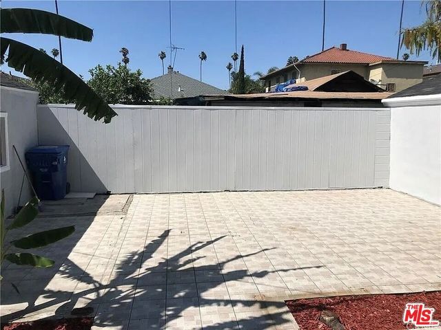 713 W 49th Place, Los Angeles, CA 90037