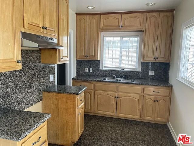 713 W 49th Place, Los Angeles, CA 90037