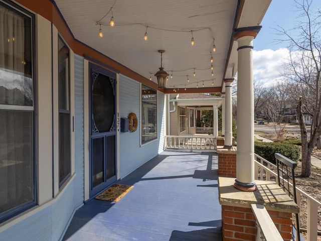 937 Laurel Avenue, Saint Paul, MN 55104