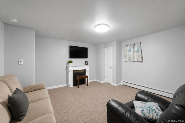 20 Essex Circle, Shirley, NY 11967