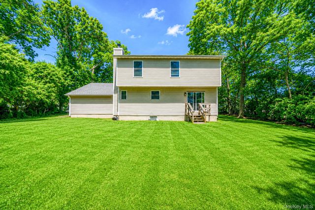 20 Essex Circle, Shirley, NY 11967