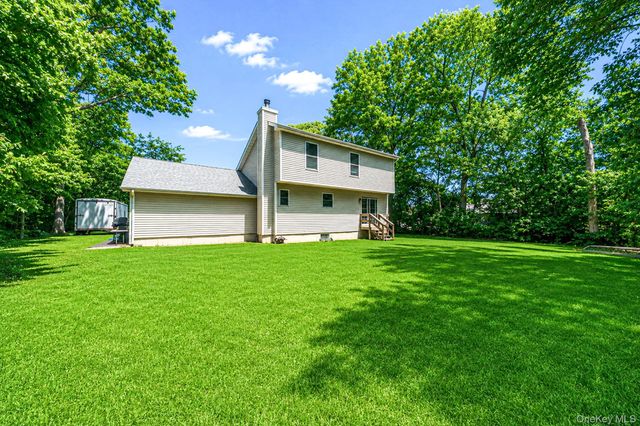 20 Essex Circle, Shirley, NY 11967