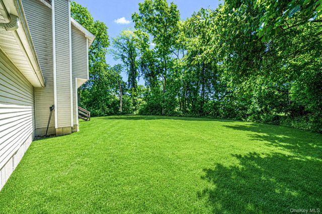 20 Essex Circle, Shirley, NY 11967