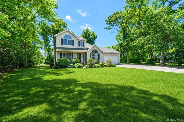 20 Essex Circle, Shirley, NY 11967