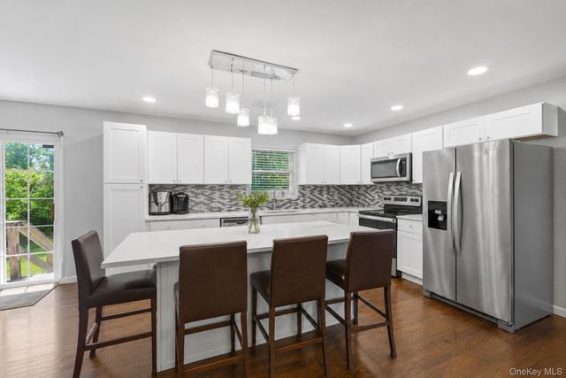 20 Essex Circle, Shirley, NY 11967