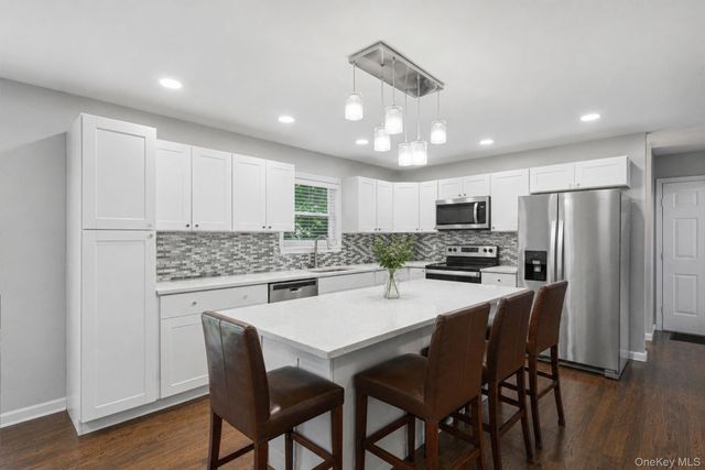 20 Essex Circle, Shirley, NY 11967