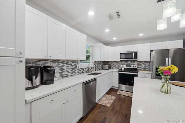 20 Essex Circle, Shirley, NY 11967