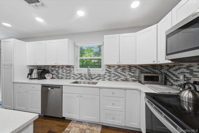 20 Essex Circle, Shirley, NY 11967