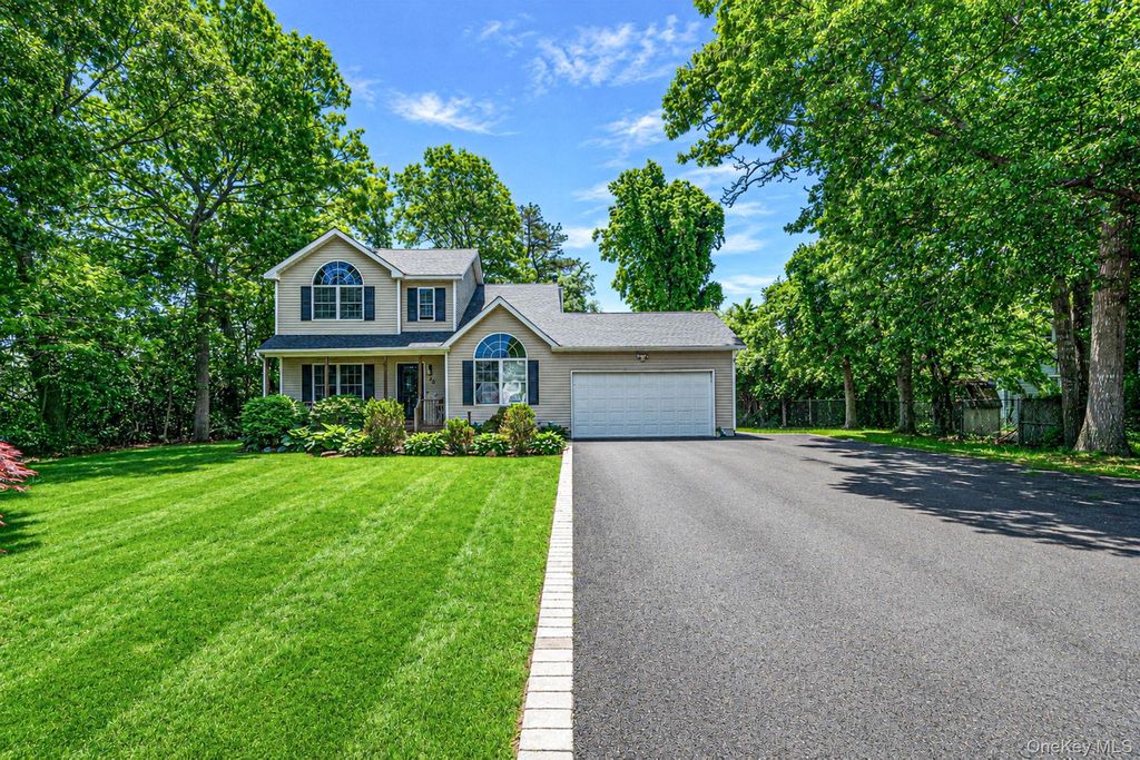 20 Essex Circle, Shirley, NY 11967