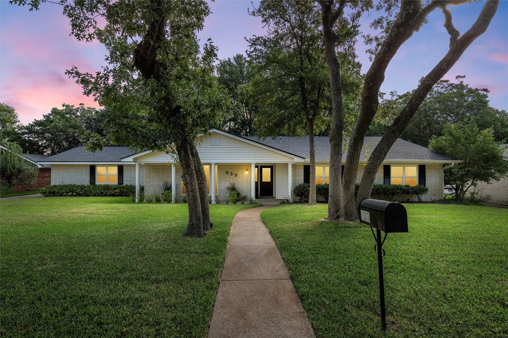 833 Arlington Drive, Woodway, TX 76712