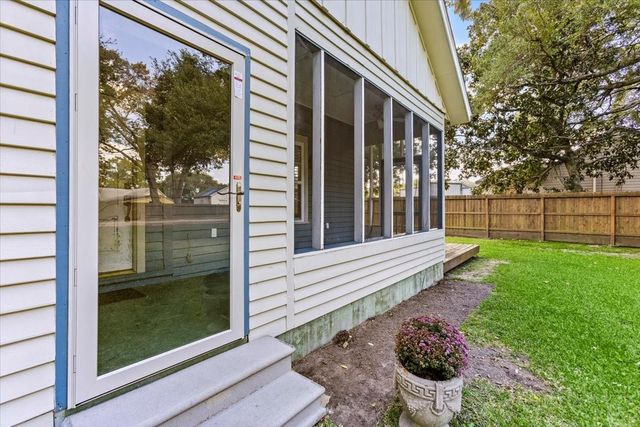 7911 Barry Avenue, Hitchcock, TX 77563