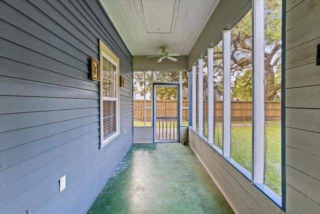 7911 Barry Avenue, Hitchcock, TX 77563