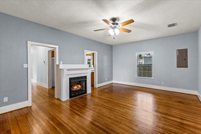 7911 Barry Avenue, Hitchcock, TX 77563