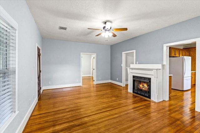7911 Barry Avenue, Hitchcock, TX 77563