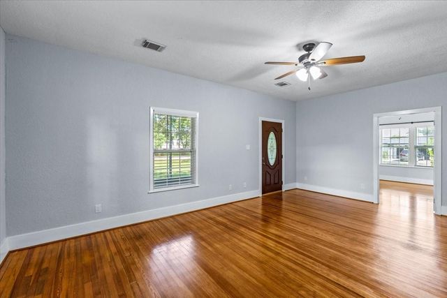 7911 Barry Avenue, Hitchcock, TX 77563