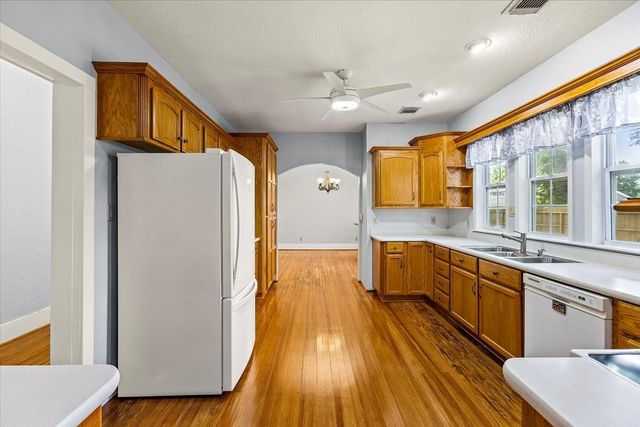 7911 Barry Avenue, Hitchcock, TX 77563