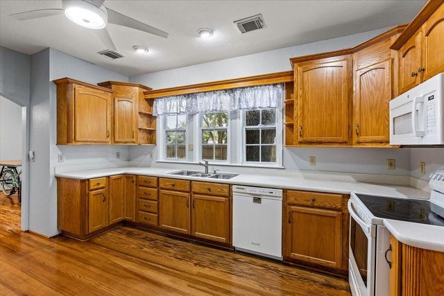 7911 Barry Avenue, Hitchcock, TX 77563