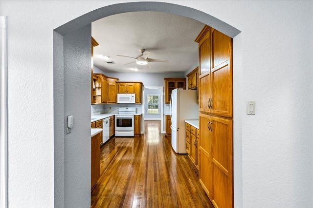 7911 Barry Avenue, Hitchcock, TX 77563