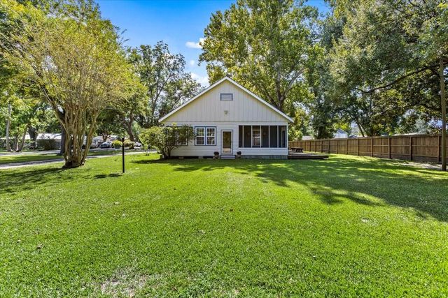 7911 Barry Avenue, Hitchcock, TX 77563