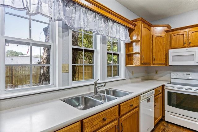 7911 Barry Avenue, Hitchcock, TX 77563
