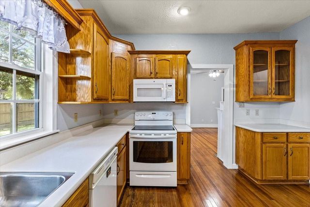 7911 Barry Avenue, Hitchcock, TX 77563